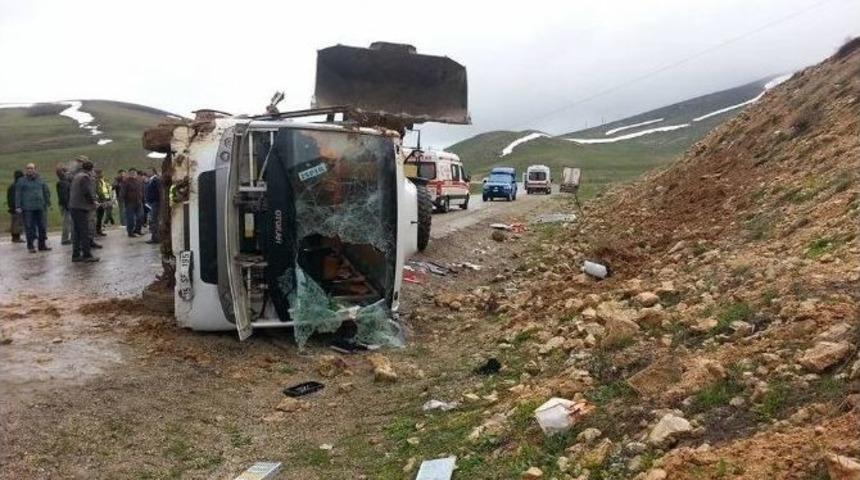 Erzurum&rsquo;da Yolcu Midib&uuml;s&uuml; Devrildi: 25 Yaralı