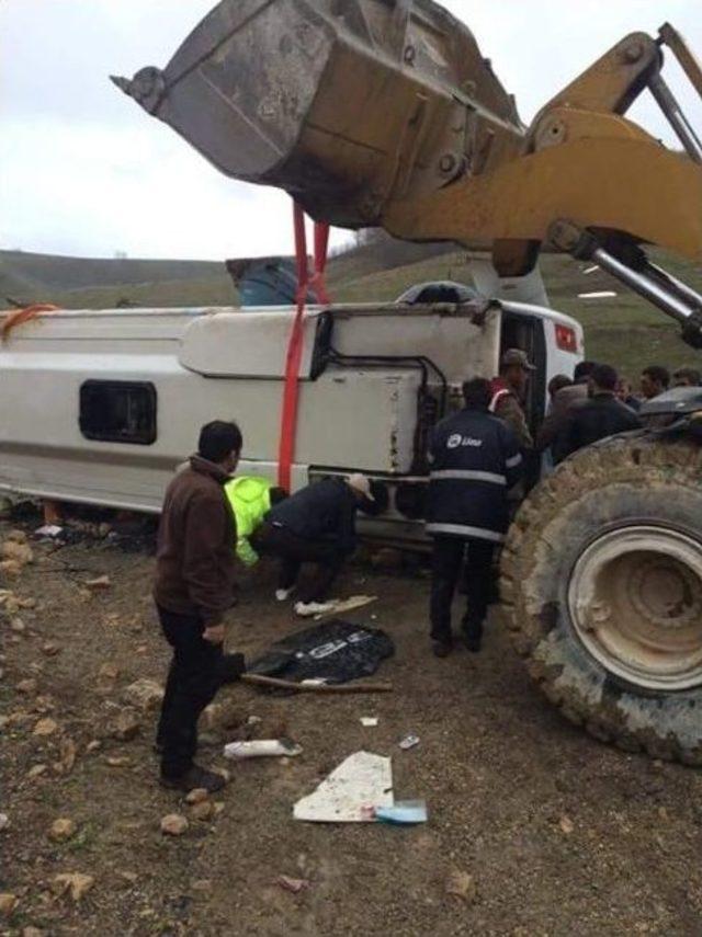 Erzurum’da Yolcu Midibüsü Devrildi: 25 Yaralı