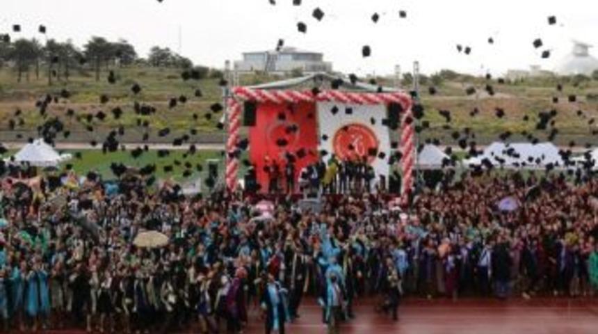 Ne&uuml;&rsquo;de 2 Bin 990 &Ouml;ğrenci Mezun Oldu