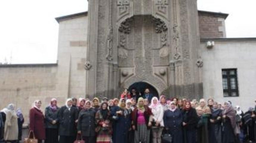 U&ccedil;hisar Belediyesi Kadınlar İ&ccedil;in K&uuml;lt&uuml;r Gezisi D&uuml;zenledi