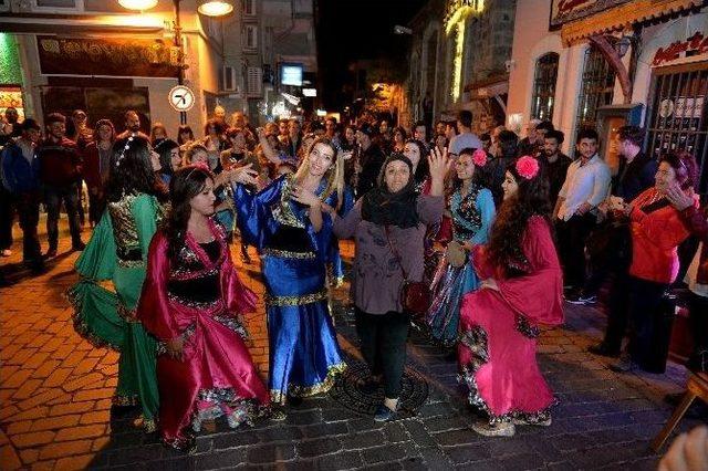 Festival Kaleiçi Sokaklarına Taştı