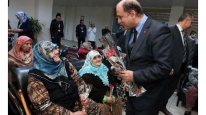 Vali &Ccedil;omaktekin&rsquo;den Anneler G&uuml;n&uuml; Mesajı
