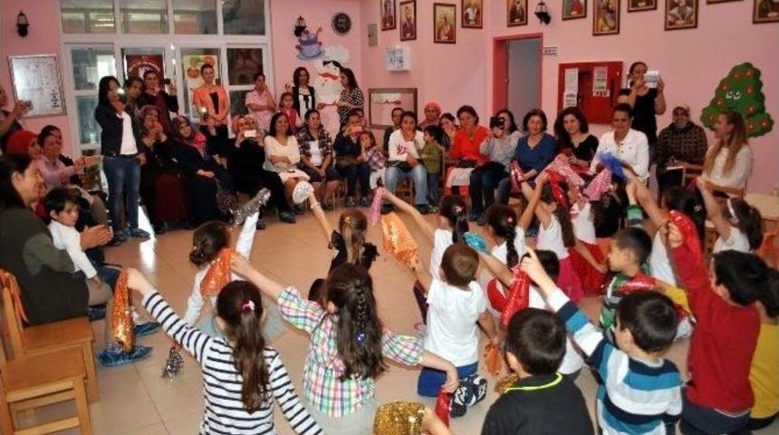 Minikler Annelerini Hem Ağlattı Hem De G&uuml;ld&uuml;rd&uuml;