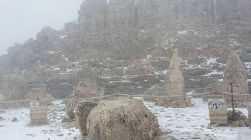 Nemrut&rsquo;a Mayıs Ayında Kar Yağdı