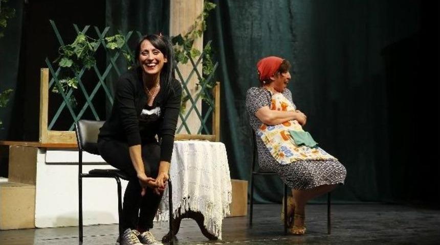 Sahneye Bu Kez &rsquo;yobaz&rsquo; Olarak &Ccedil;ıktılar