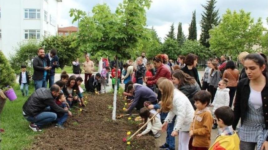 Minik Eller Toprakla Buluştu