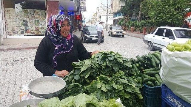 (özel Haber) Seyyar Satıcı Kadın Hem Çocuklarına Hem Kocasına Bakıyor