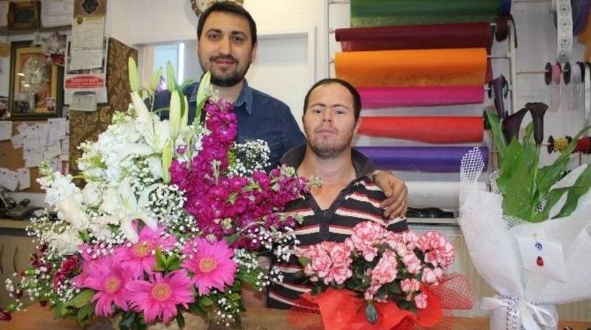 Anneler G&uuml;n&uuml; Yoğunluğu, &Ccedil;i&ccedil;ek&ccedil;ilerin Y&uuml;z&uuml;n&uuml; G&uuml;ld&uuml;rd&uuml;