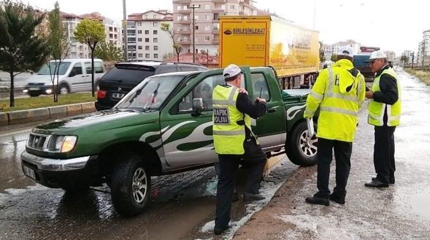 Tır Kamyonete &Ccedil;arptı: 2 Yaralı