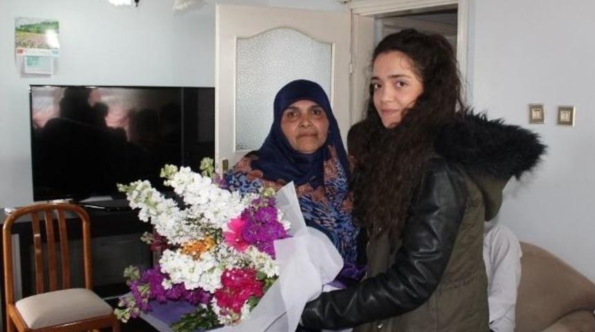 &Ouml;ğrencilerden Şehit Annesine Anneler G&uuml;n&uuml; Ziyareti