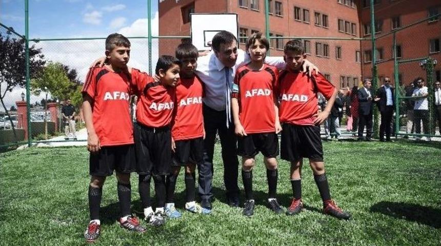 Vali K&uuml;&ccedil;&uuml;k Suriyeli &Ccedil;ocuklarla Ma&ccedil; Yaptı
