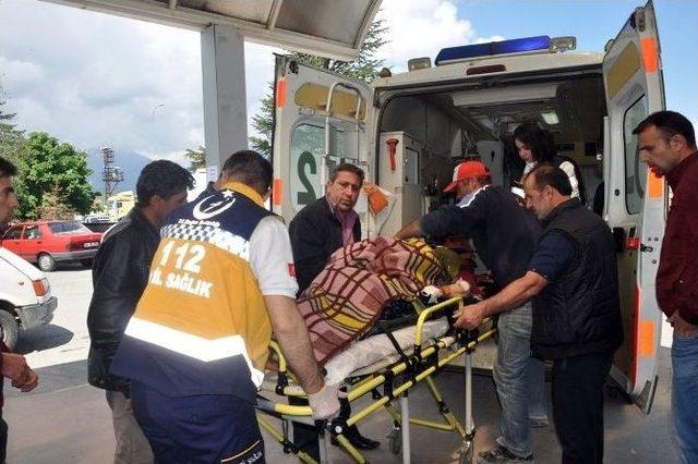 Trakt&ouml;r U&ccedil;uruma Yuvarlandı: 1 &Ouml;l&uuml;, 9 Yaralı 2