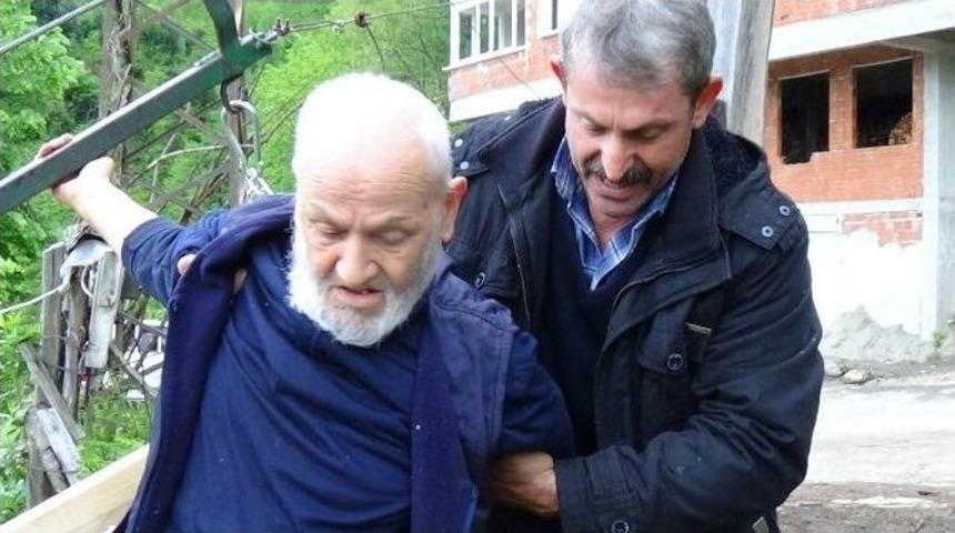 Hasta Babasını İlkel Teleferikle Taşıyor