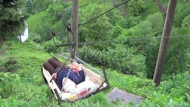 Hasta Babasını İlkel Teleferikle Taşıyor 1