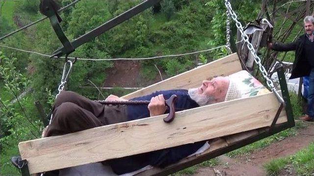 Hasta Babasını İlkel Teleferikle Taşıyor 2