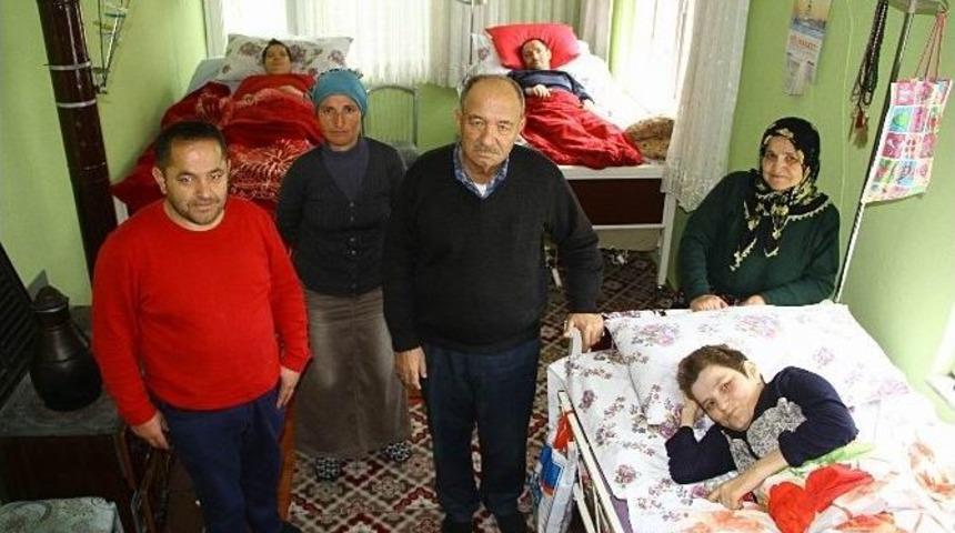 Engelli 4 &Ccedil;ocuğu Ve Diyaliz Hastası Eşine 30 Yıldır Bakıyor