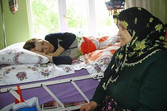 Engelli 4 Çocuğu Ve Diyaliz Hastası Eşine 30 Yıldır Bakıyor