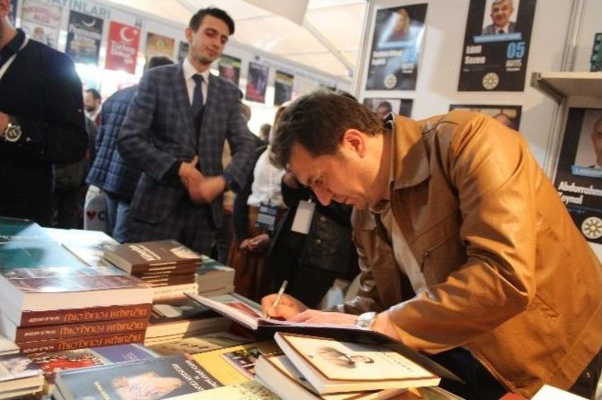 Gazeteci Yazar Ayhan T&uuml;rkez Kitabını İmzaladı
