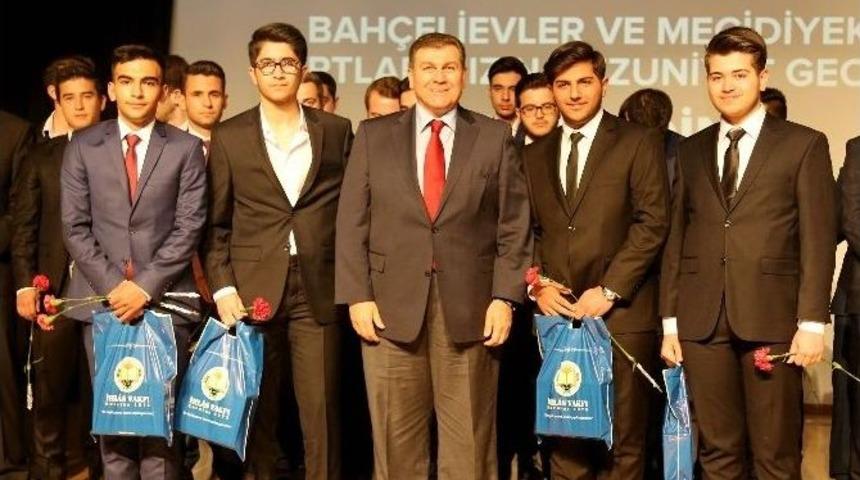 İhlas Vakfı Mezunlarını Uğurladı