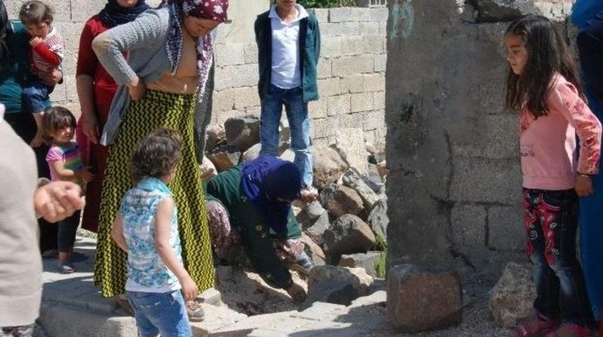 Yerde Bulduğu Cisim Elinde Patlayan &Ccedil;ocuk Hayatını Kaybetti