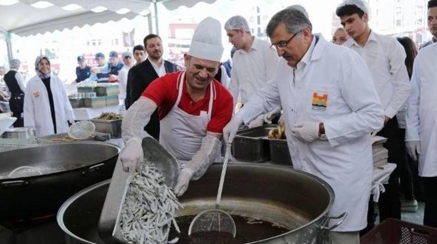 Zeytinburnu’nda Düzenlenen Hamsi Festivali Renkli Görüntüler Oluşturdu