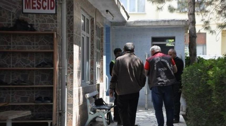 Caminin Abdesthanesinde &Ouml;l&uuml; Bulundu