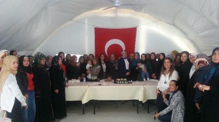 Ak Partili Kadınlardan Savaş Mağduru Annelere Hediye