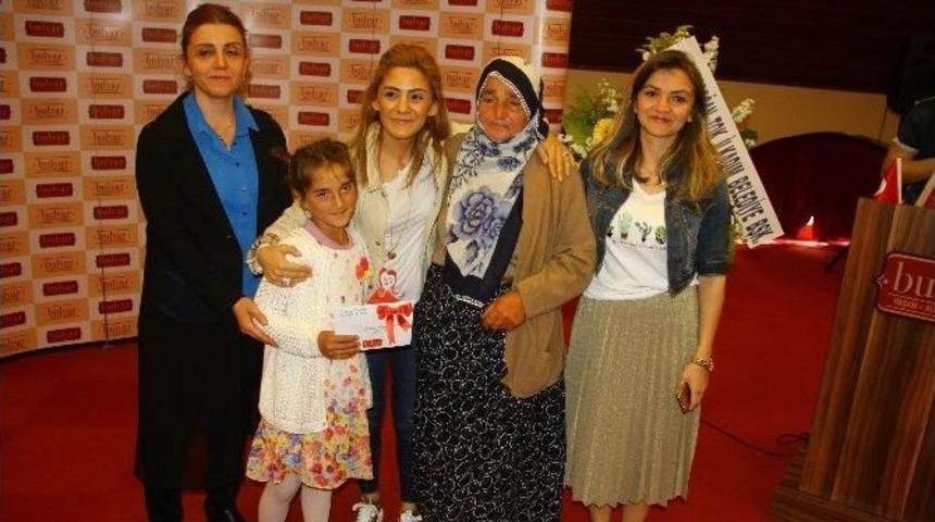 Annesi Tarafından Terk Edilen K&uuml;&ccedil;&uuml;k Kızın Kompozisyonu Ağlattı