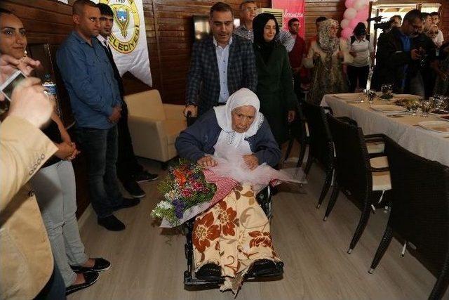 110 Yaşındaki Fatma Anneye S&uuml;rpriz Anneler G&uuml;n&uuml; Kutlaması 1