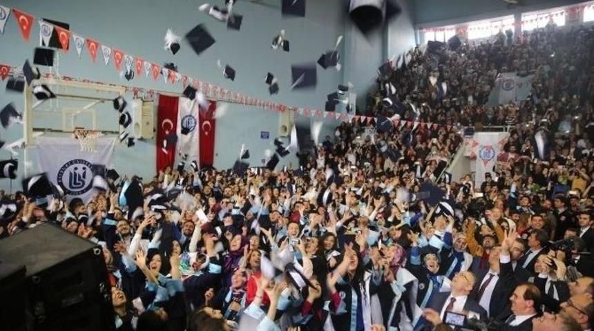 Bayburt &Uuml;niversitesinde Mezuniyet Sevinci Yaşandı