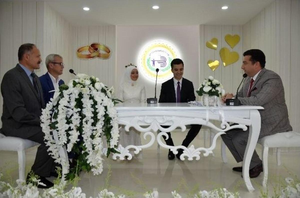 Yeni Salonda İlk Nikahı Başkan Bakıcı Kıydı