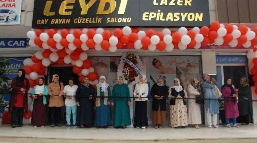 Ter&ouml;rden Ka&ccedil;an &Ccedil;ift, İşyerlerinin A&ccedil;ılışını Siyah Kurdeleyle Yaptı