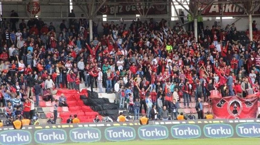 Kamil Ocak&rsquo;ta Trib&uuml;nler Doldu