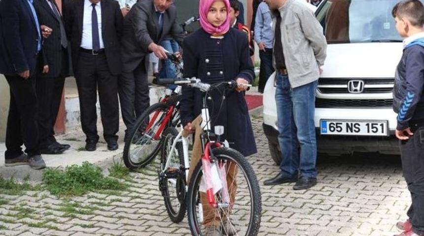 Bah&ccedil;esaray&rsquo;da &Ouml;ğrencilere Bisiklet Dağıtıldı