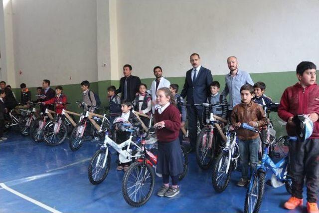 Bah&ccedil;esaray&rsquo;da &Ouml;ğrencilere Bisiklet Dağıtıldı 2