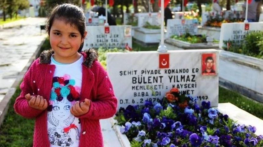 Şehitlikte H&uuml;z&uuml;nl&uuml; Anneler G&uuml;n&uuml;
