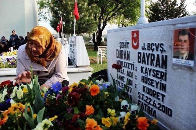Şehitlikte H&uuml;z&uuml;nl&uuml; Anneler G&uuml;n&uuml; 1