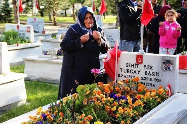 Şehitlikte H&uuml;z&uuml;nl&uuml; Anneler G&uuml;n&uuml; 2