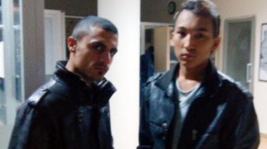Parkta Yatan Sığınmacı &Ccedil;ocuklara Belediye Sahip &Ccedil;ıktı