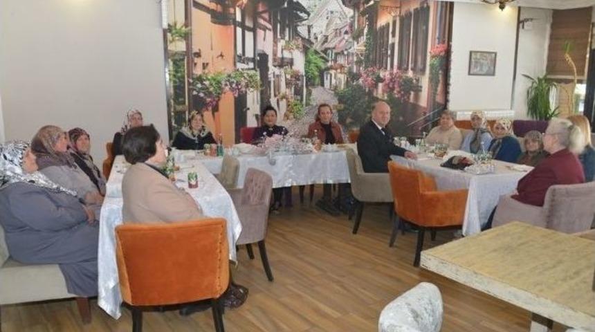 Vali Civelek Anneler İle Buluştu