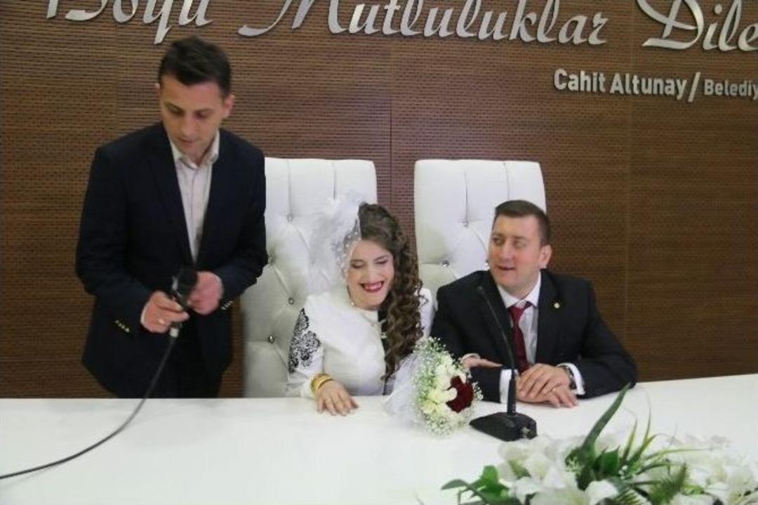 G&ouml;rme Engelli &Ccedil;ifte &lsquo;braille Alfabeli&rsquo; Evlilik C&uuml;zdanı