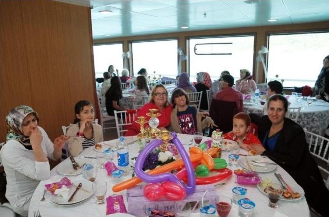 K&uuml;&ccedil;&uuml;k&ccedil;ekmece Belediyesi&rsquo;nden 550 Engelli &Ccedil;ocuğa Ve Annelerine Boğaz Turu