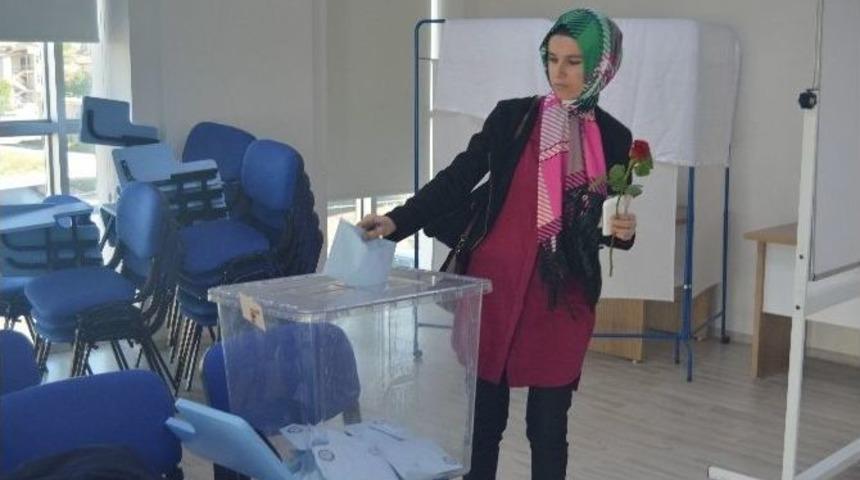 Muhasebeciler Odası Se&ccedil;imlerinde Oy Kullanma İşlemi Başladı