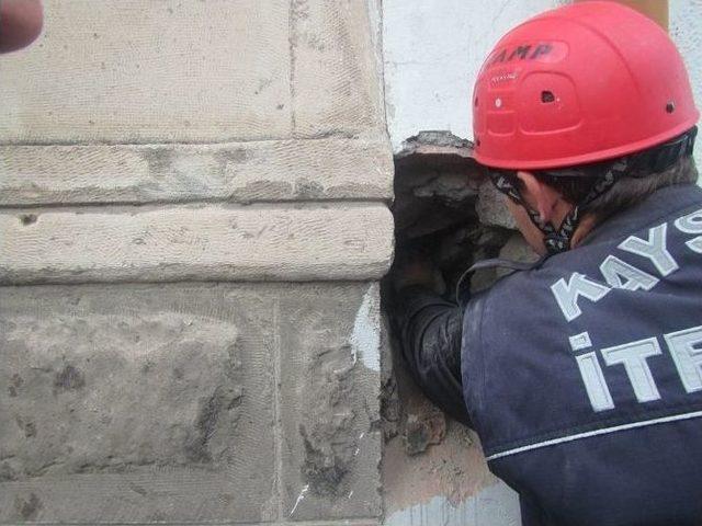 Cami Minaresi İle Duvar Arasına Sıkışan Kediyi İtfaiye Ekipleri Kurtardı 1