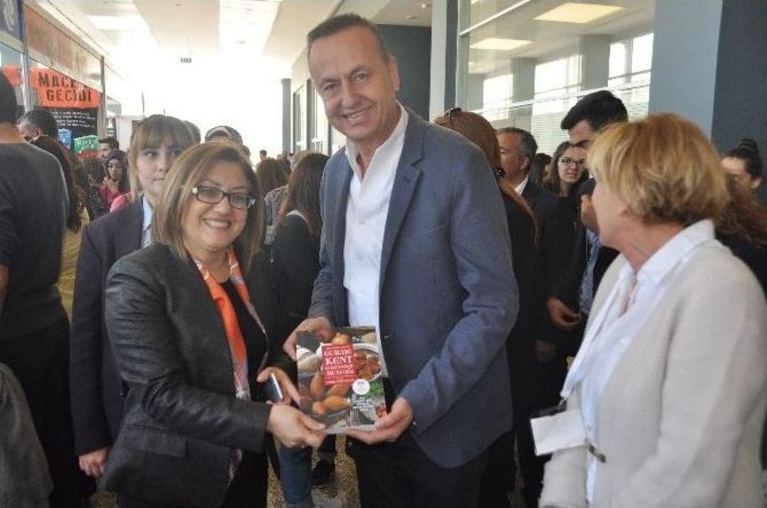 Fatma Şahin&rsquo;den &Ouml;ztan&rsquo;ın Kitaplarına Tam Puan