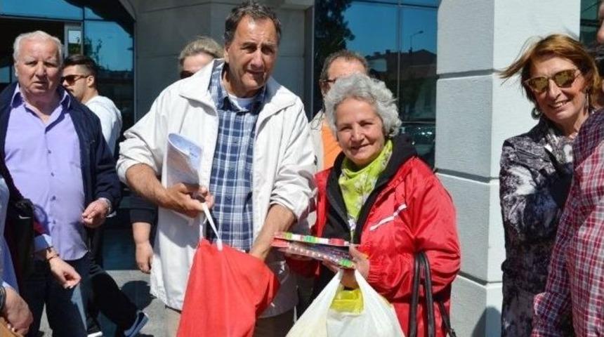 Komşudan T&uuml;rk &Ccedil;ocuklarına Tatlı Hediye