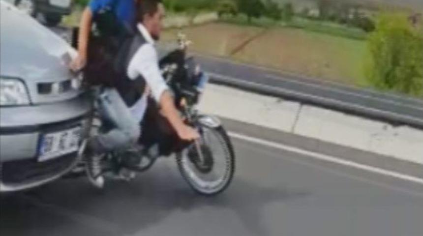 Otomobilin Motosiklete Vurma Anı Kamerada
