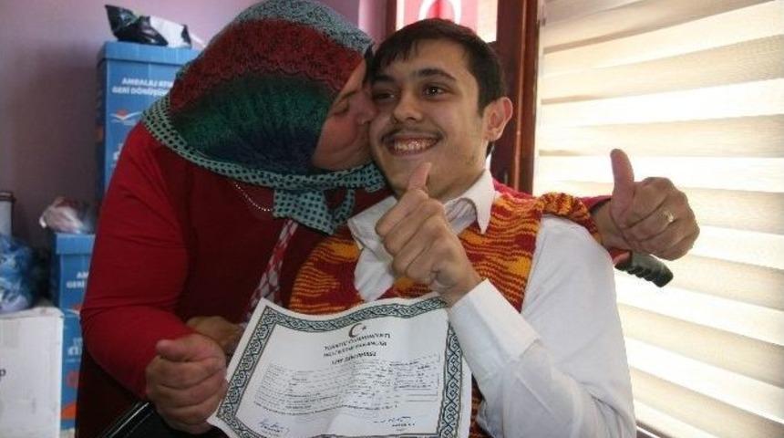 (&ouml;zel Haber) Anneler G&uuml;n&uuml; Hediyesi Engelli Oğlunun Lise Diploması Oldu