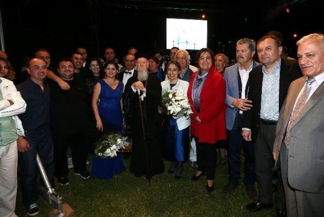 Barış Ve Dostluğun Sesi Konak&rsquo;ta Y&uuml;kseldi