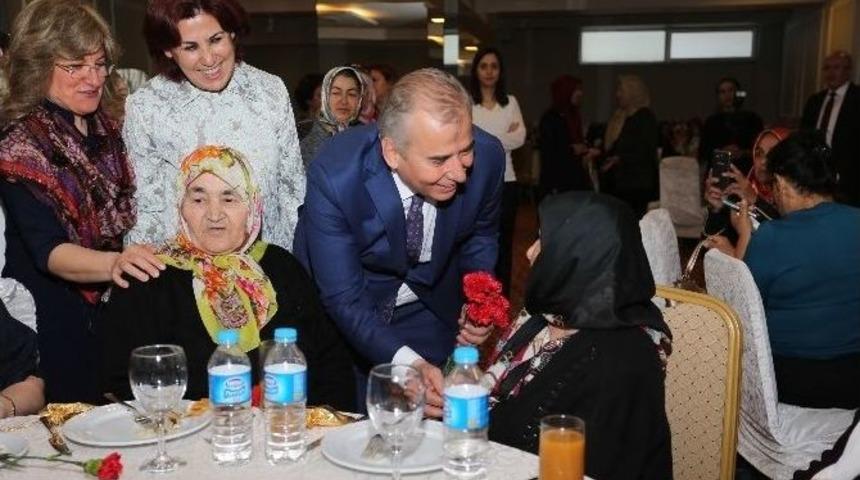 Başkan Zolan&rsquo;dan Annelere Karanfil